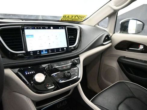 Used 2023 Chrysler Pacifica Limited FWD image 23