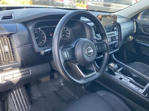 Used 2023 Nissan Pathfinder S image 16
