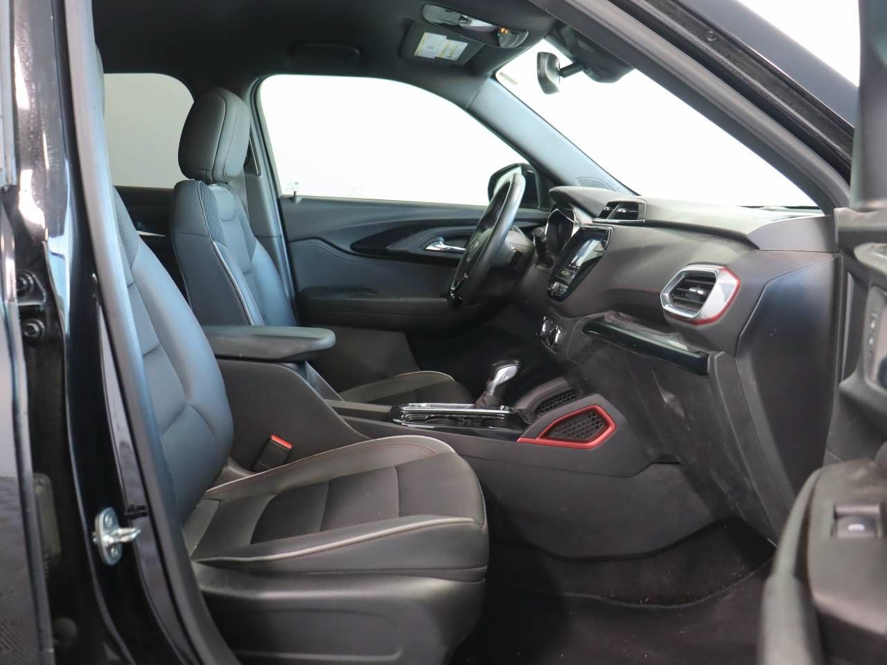 Used 2021 Chevrolet TrailBlazer RS w/ Technology Package FWD image 18