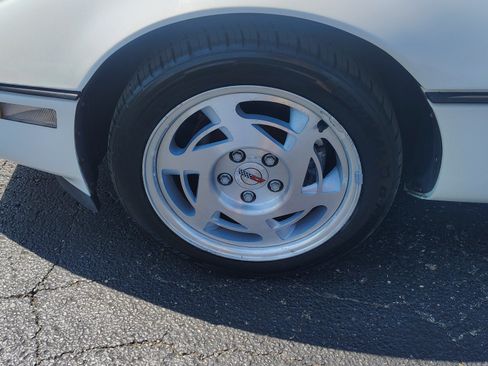 Used 1990 Chevrolet Corvette Coupe RWD image 9