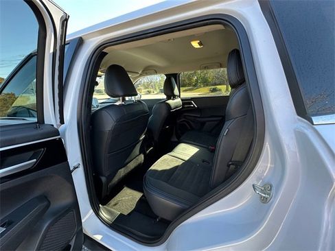 Used 2024 Mitsubishi Outlander SE image 19