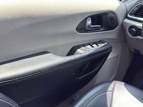 Used 2023 Chrysler Pacifica Touring-L FWD image 8