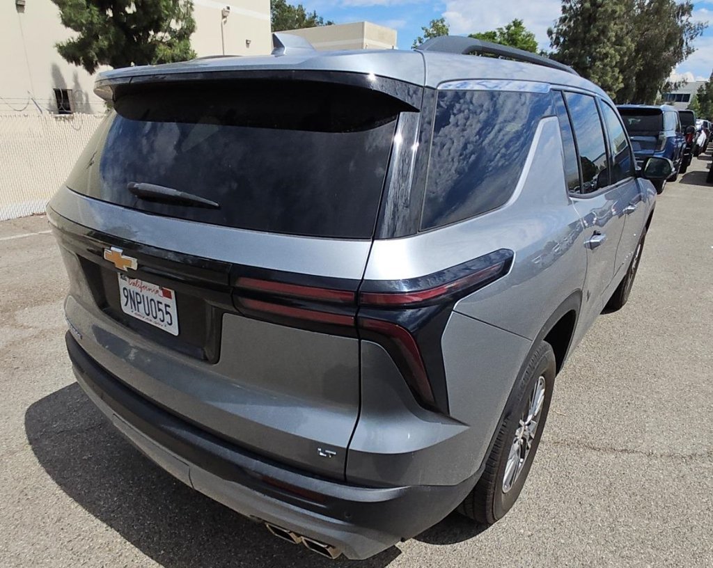 Used 2024 Chevrolet Traverse LT FWD image 3