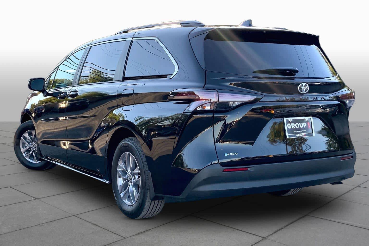 Used 2026 Toyota Sienna LE FWD image 11
