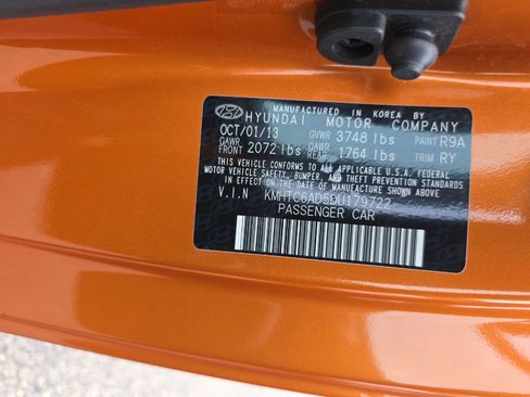 Used 2013 Hyundai Veloster w/ Style Pkg image 27