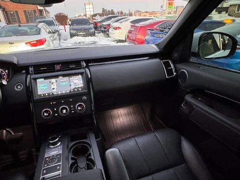 Used 2020 Land Rover Discovery SE image 18
