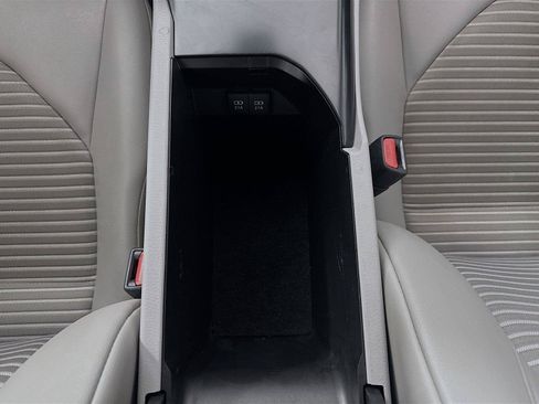 Used 2020 Toyota Camry SE FWD image 48