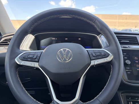 Used 2024 Volkswagen Tiguan SE w/ Panoramic Sunroof Package AWD/4WD image 13