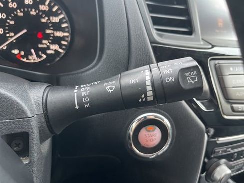 Used 2018 Nissan Pathfinder SV image 17