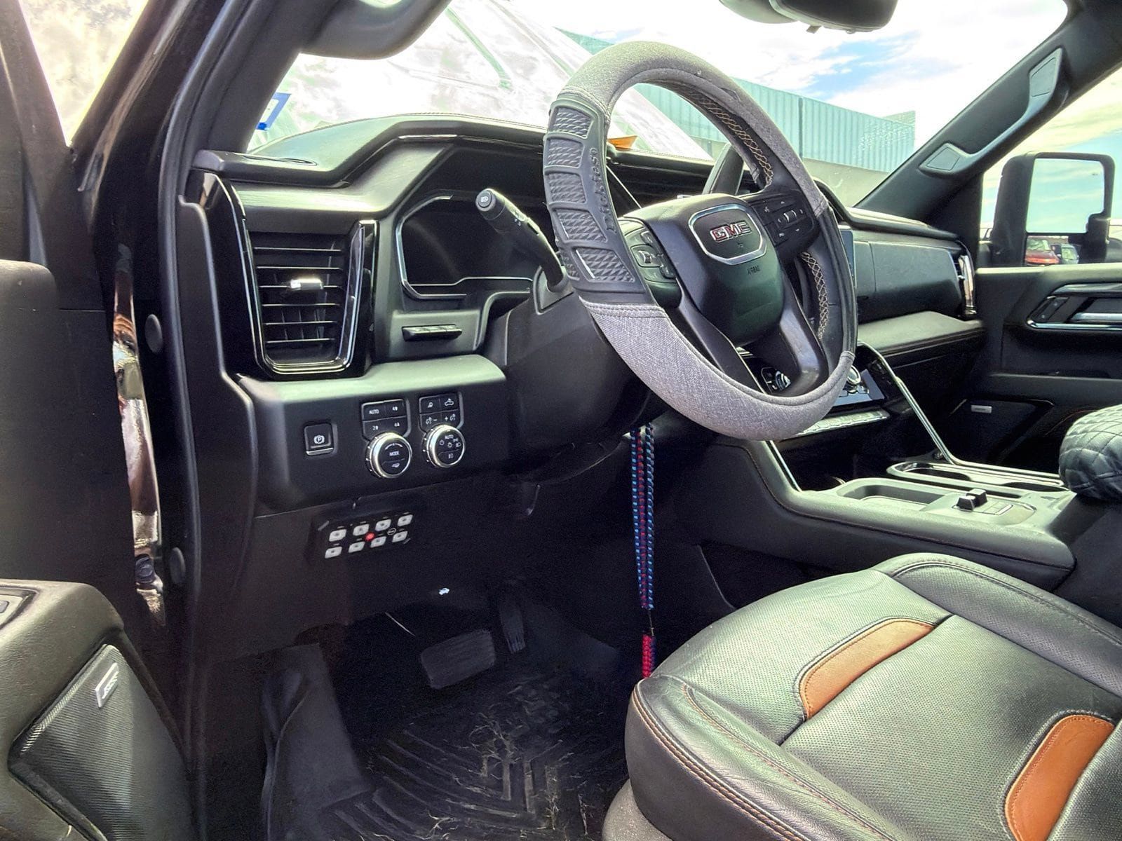 Used 2024 GMC Sierra 2500 AT4 w/ AT4 Premium Plus Package AWD/4WD image 3