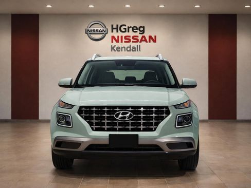 Used 2025 Hyundai Venue SEL FWD image 2