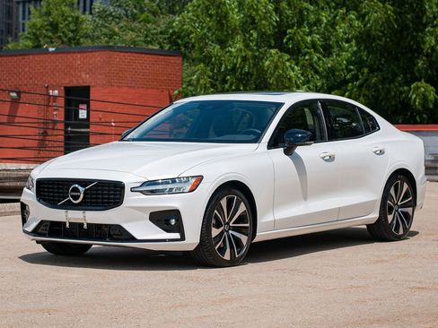 Certified 2022 Volvo S60 B5 Momentum w/ Premium Package AWD/4WD image 3