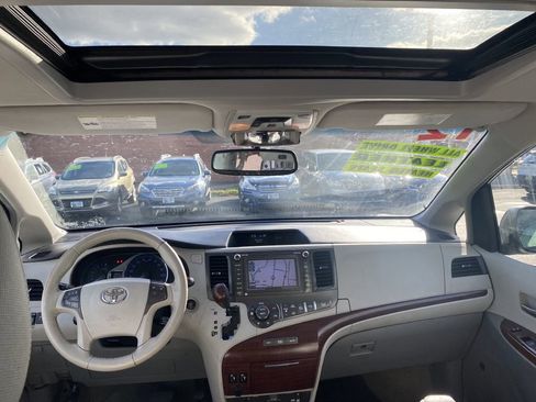 Used 2012 Toyota Sienna XLE image 9