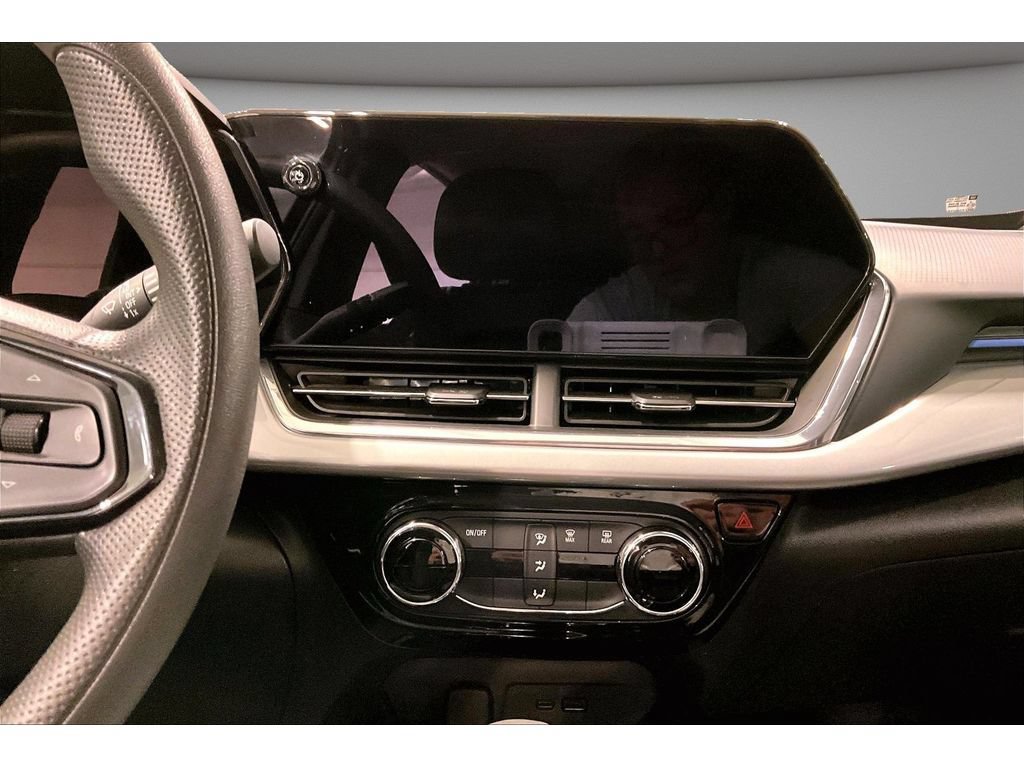 Used 2025 Chevrolet Trax LT FWD image 8