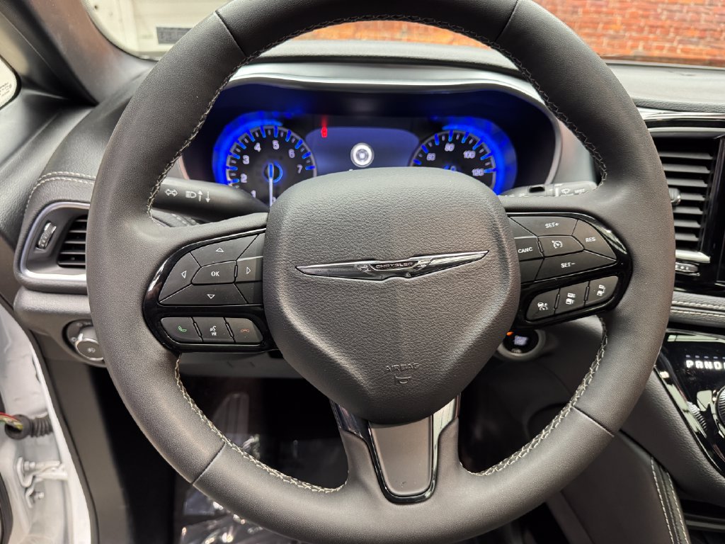 Used 2025 Chrysler Pacifica Limited FWD image 14