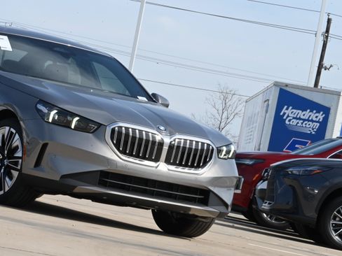 Used 2026 BMW 530i w/ Premium Package RWD image 3