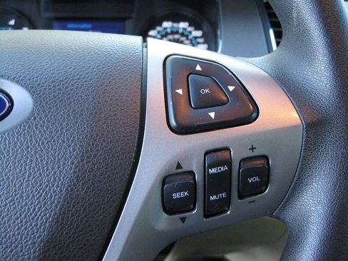 Used 2013 Ford Taurus SE image 16