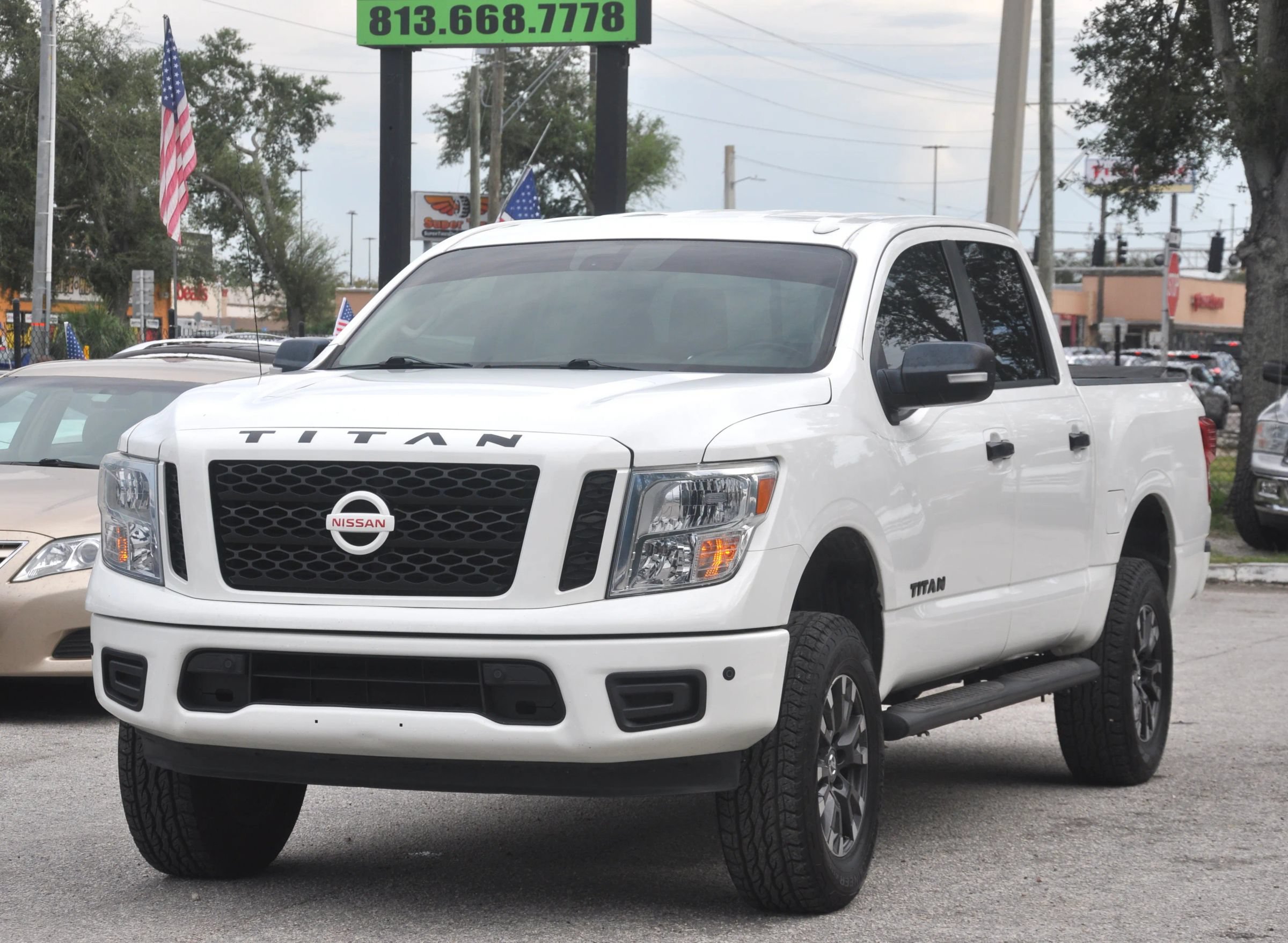 Used 2018 Nissan Titan SV w/ SV Convenience Package RWD image 3
