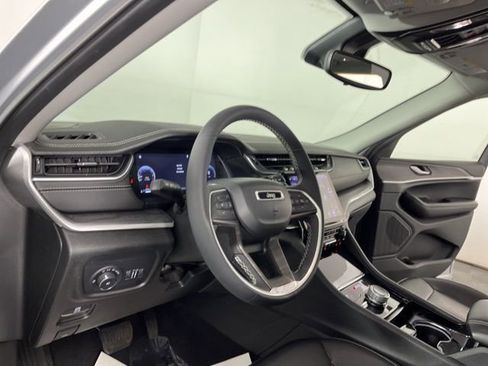 Used 2023 Jeep Grand Cherokee L Limited AWD/4WD image 19