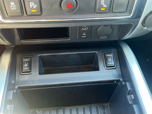 Used 2018 Nissan Titan SL image 19