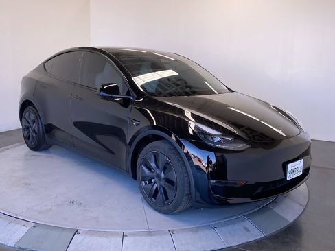 Used 2024 Tesla Model Y Long Range AWD/4WD image 7