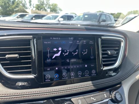 Used 2020 Chrysler Pacifica Limited FWD image 30