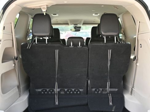 Used 2024 Chrysler Pacifica Touring-L FWD image 19