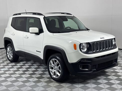 Used 2017 Jeep Renegade Latitude w/ Cold Weather Group image 3