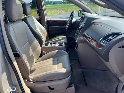 Used 2013 Chrysler Town & Country Touring-L w/ Driver Convenience Group FWD image 38