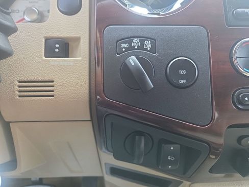 Used 2010 Ford F250 Lariat image 14