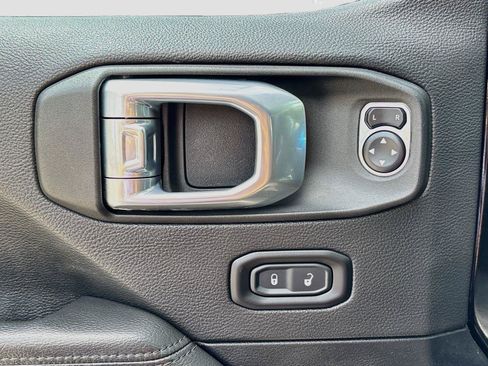 Used 2021 Jeep Wrangler Unlimited Sahara AWD/4WD image 18
