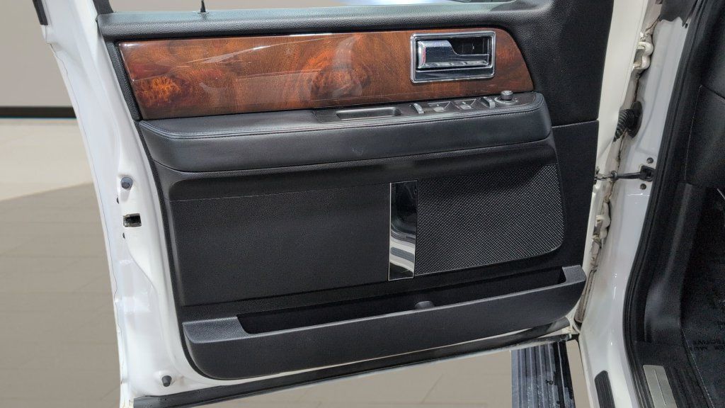 Used 2017 Lincoln Navigator Select AWD/4WD image 7