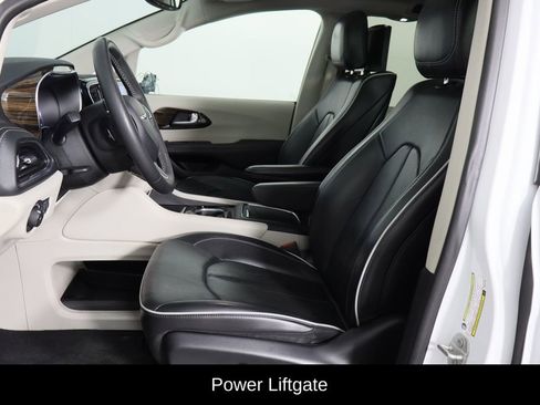 Used 2024 Chrysler Pacifica Limited w/ Uconnect Theater Family Group image 16