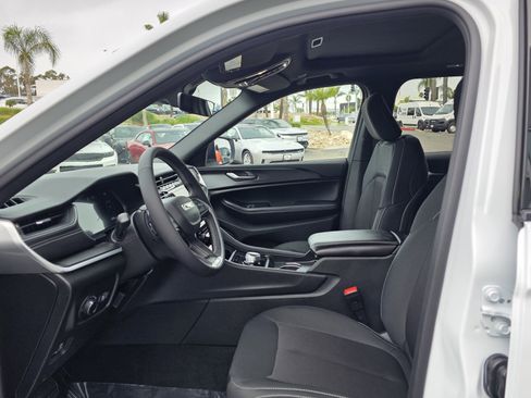 New 2025 Jeep Grand Cherokee Laredo X image 12