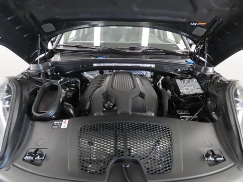 Certified 2025 Porsche Macan AWD/4WD image 50
