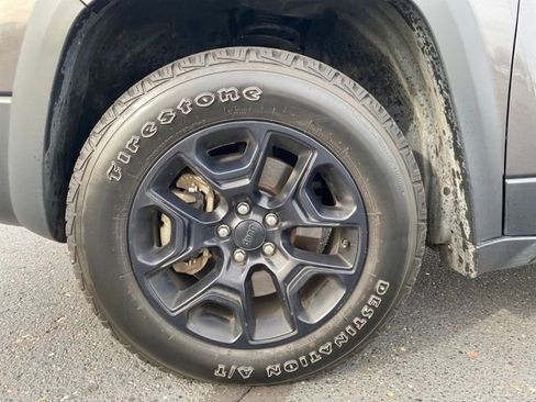 Used 2022 Jeep Cherokee Trailhawk w/ Comfort/Convenience Group image 22