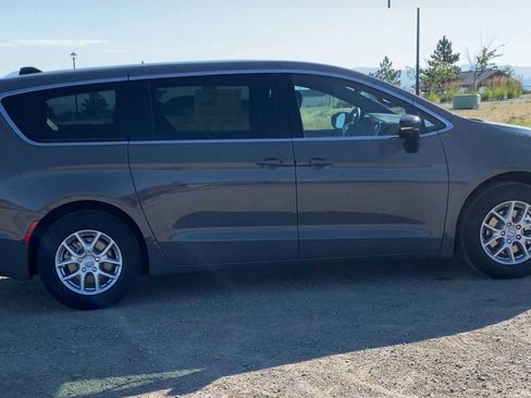 New 2025 Chrysler Pacifica Select image 9