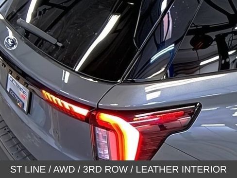 Used 2025 Ford Explorer ST-Line w/ ST-Line Street Pack AWD/4WD image 14
