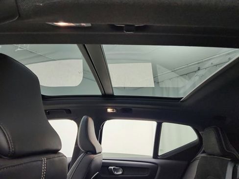 Used 2019 Volvo XC40 T5 R-Design image 18