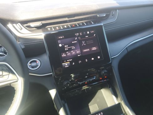 New 2025 Jeep Grand Cherokee Altitude image 17