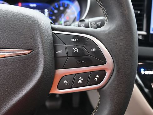 Used 2023 Chrysler Pacifica Touring-L FWD image 24