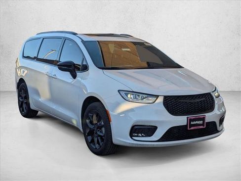 New 2026 Chrysler Pacifica Limited w/ S Appearance Package AWD/4WD image 7