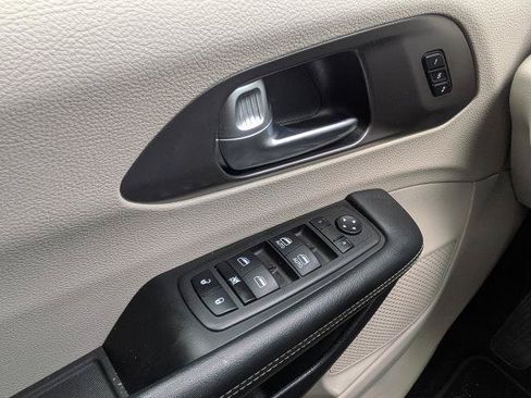 Used 2023 Chrysler Pacifica Touring-L FWD image 25