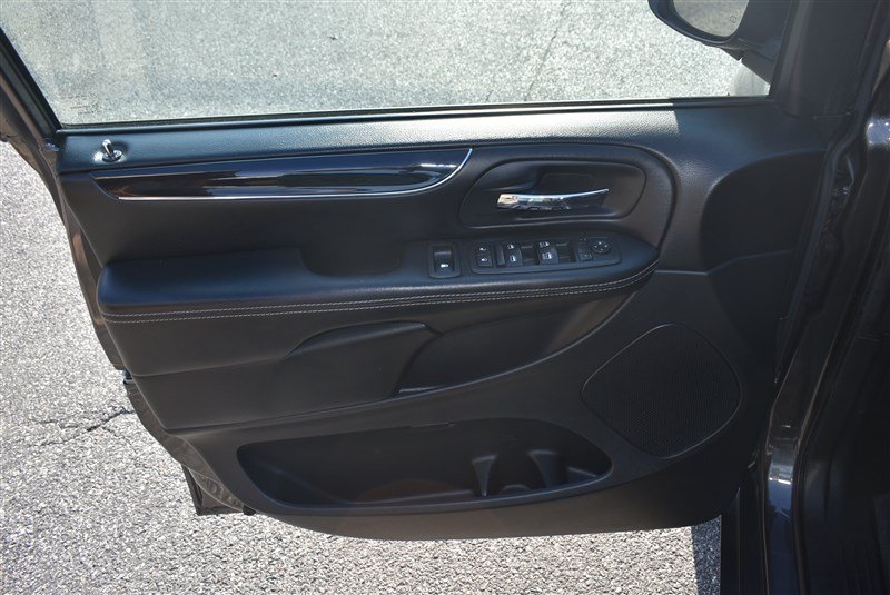 Used 2016 Dodge Grand Caravan SE FWD image 9