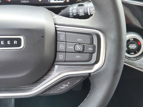 Used 2022 Jeep Wagoneer Series III AWD/4WD image 35
