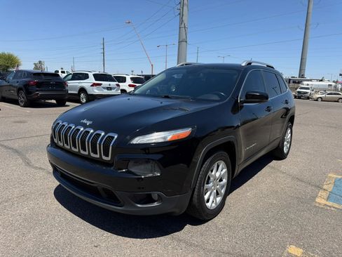 Used 2017 Jeep Cherokee Latitude w/ Safety/Convenience Group FWD image 4