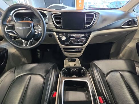 Used 2024 Chrysler Pacifica Touring-L FWD image 28