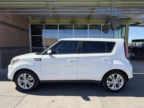 Used 2016 Kia Soul + image 7