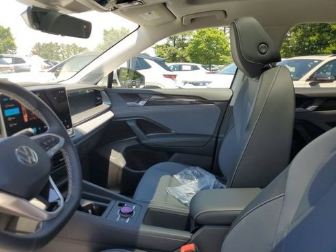 New 2026 Volkswagen Tiguan SE AWD/4WD image 17