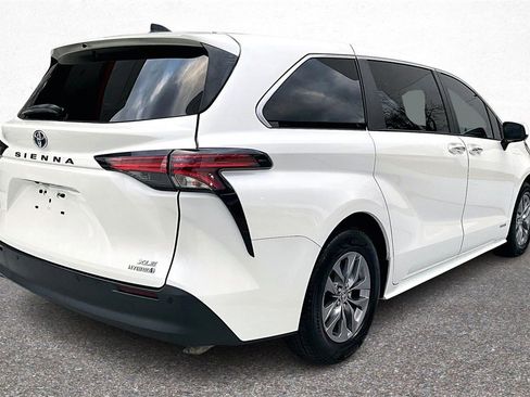 Certified 2021 Toyota Sienna XLE image 7